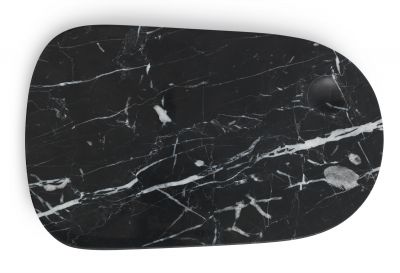 Schwarze Normann Copenhagen Pebble Board Platte aus Marmor mit weißen Adern und Griff.